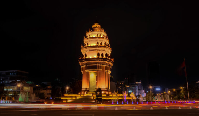 Independence Monument Phnom Penh at night near city centre transfer destinations